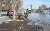 Коммунальщики откачивают талую воду по всему Павлодару